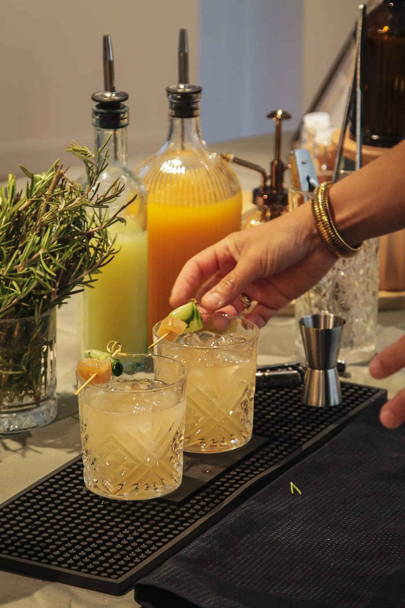 Dressage de deux cocktails sur le bar mobile Basil Smash pendant un événement