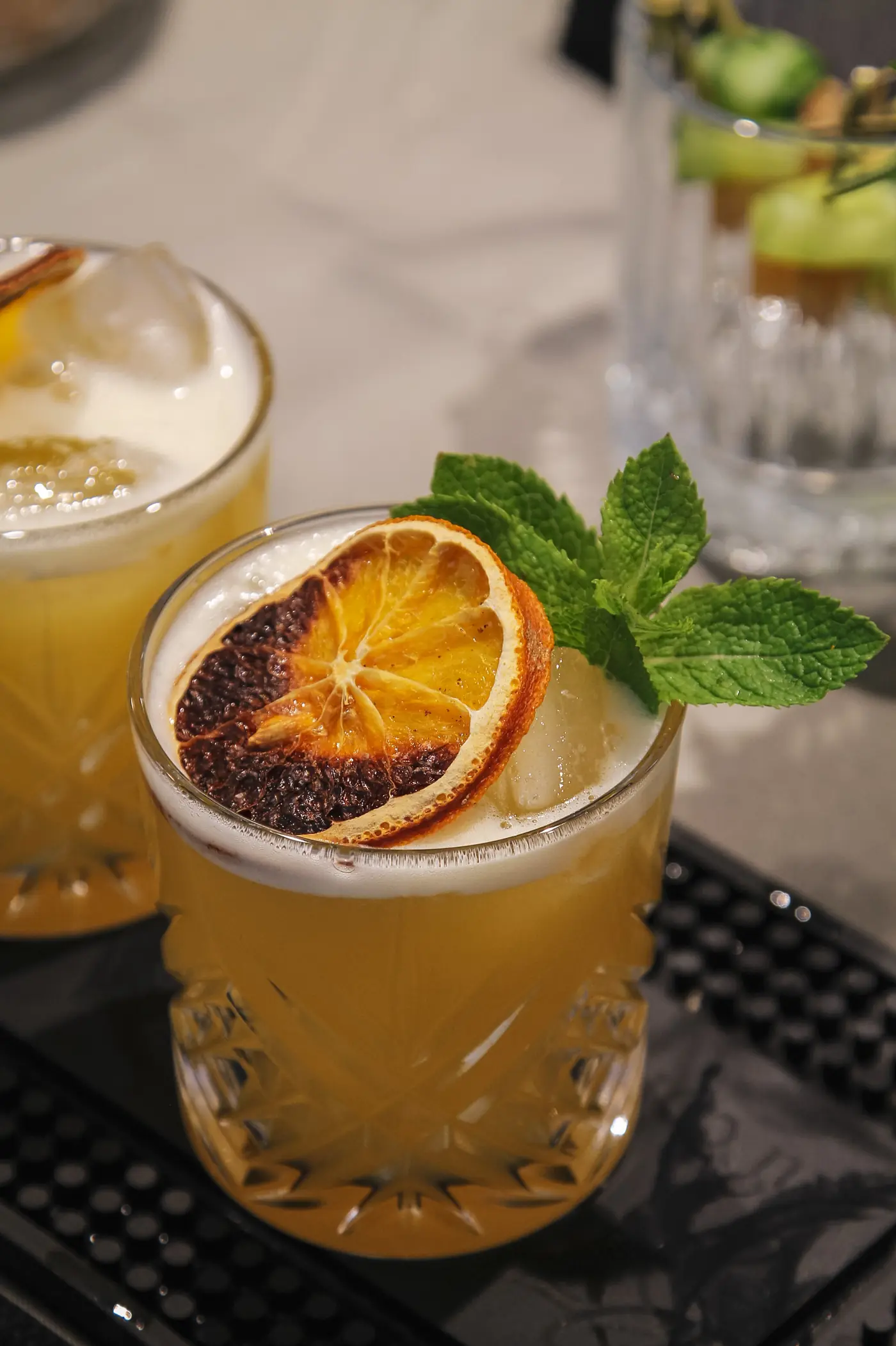 Deux cocktails signature servis sur le bar lors d'une soirée d'entreprise à Gap