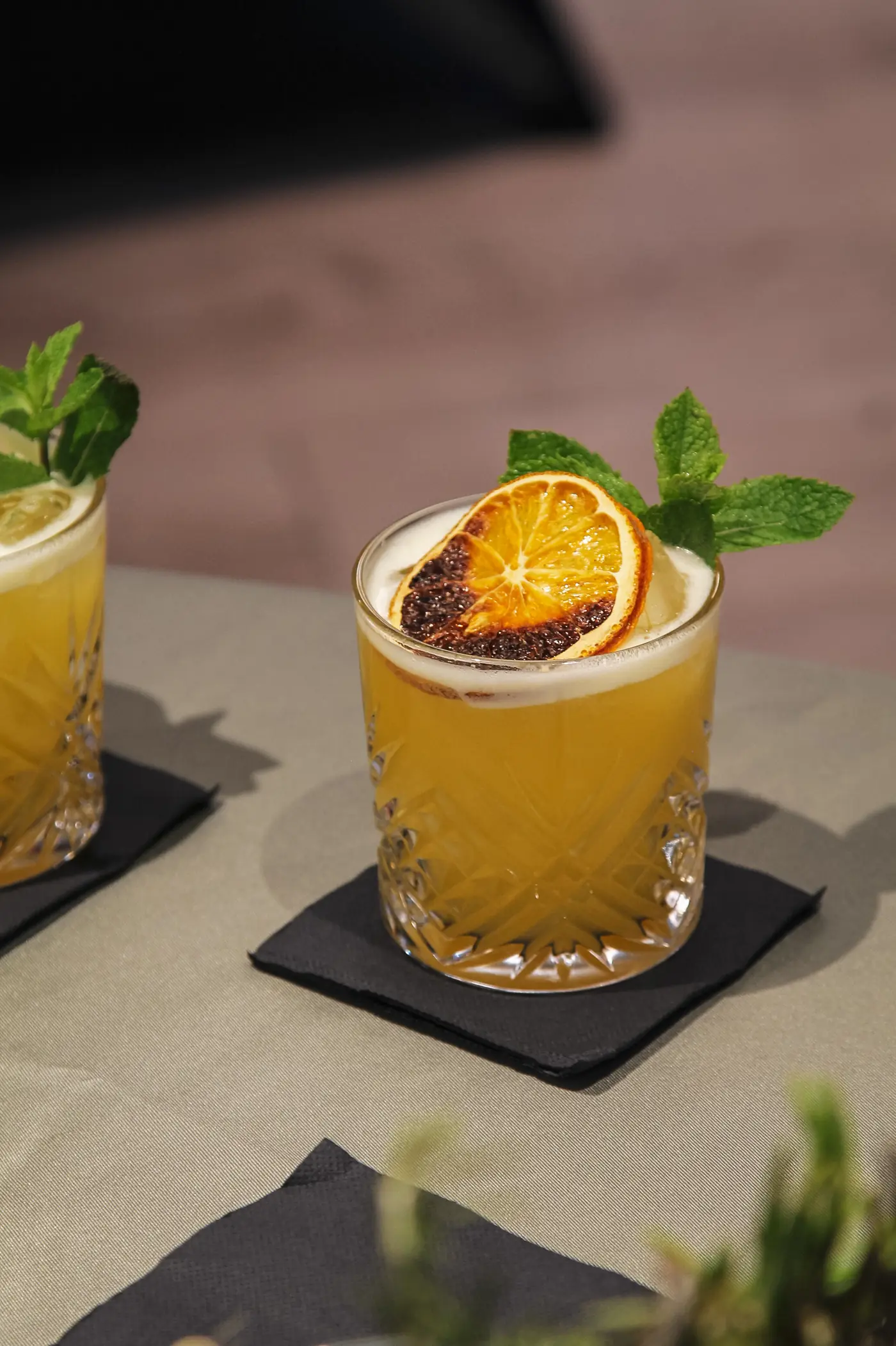 Cocktail Horizon servi sur une serviette noire lors d'une réception