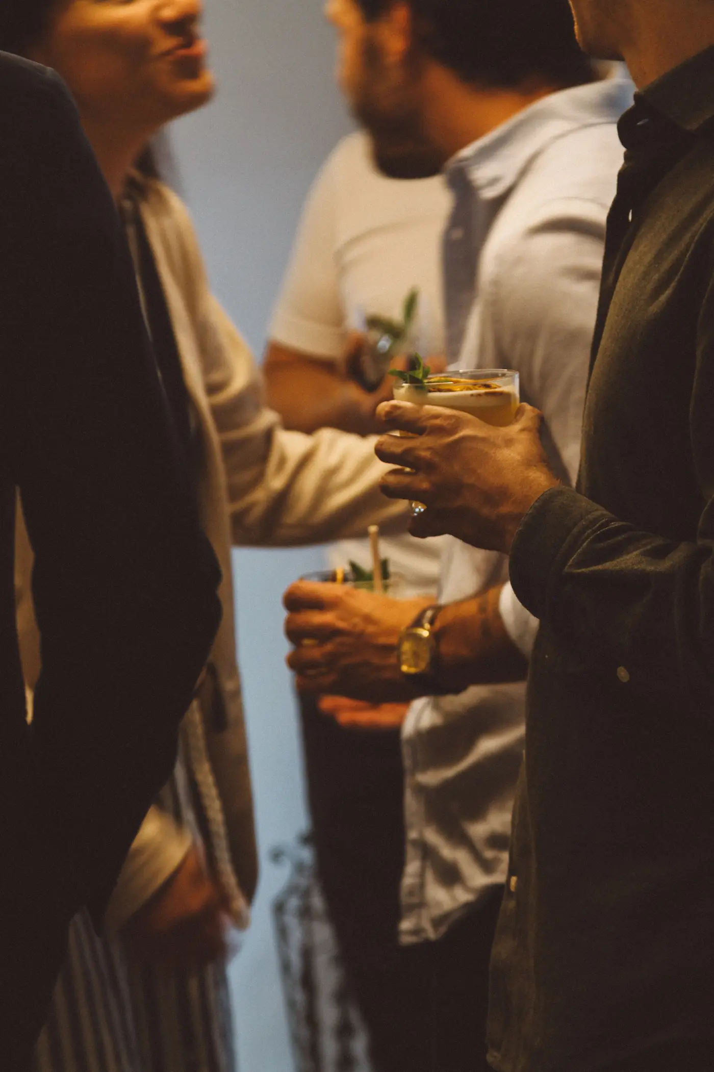 Invités échangeant un cocktail à la main pendant un événement d'entreprise