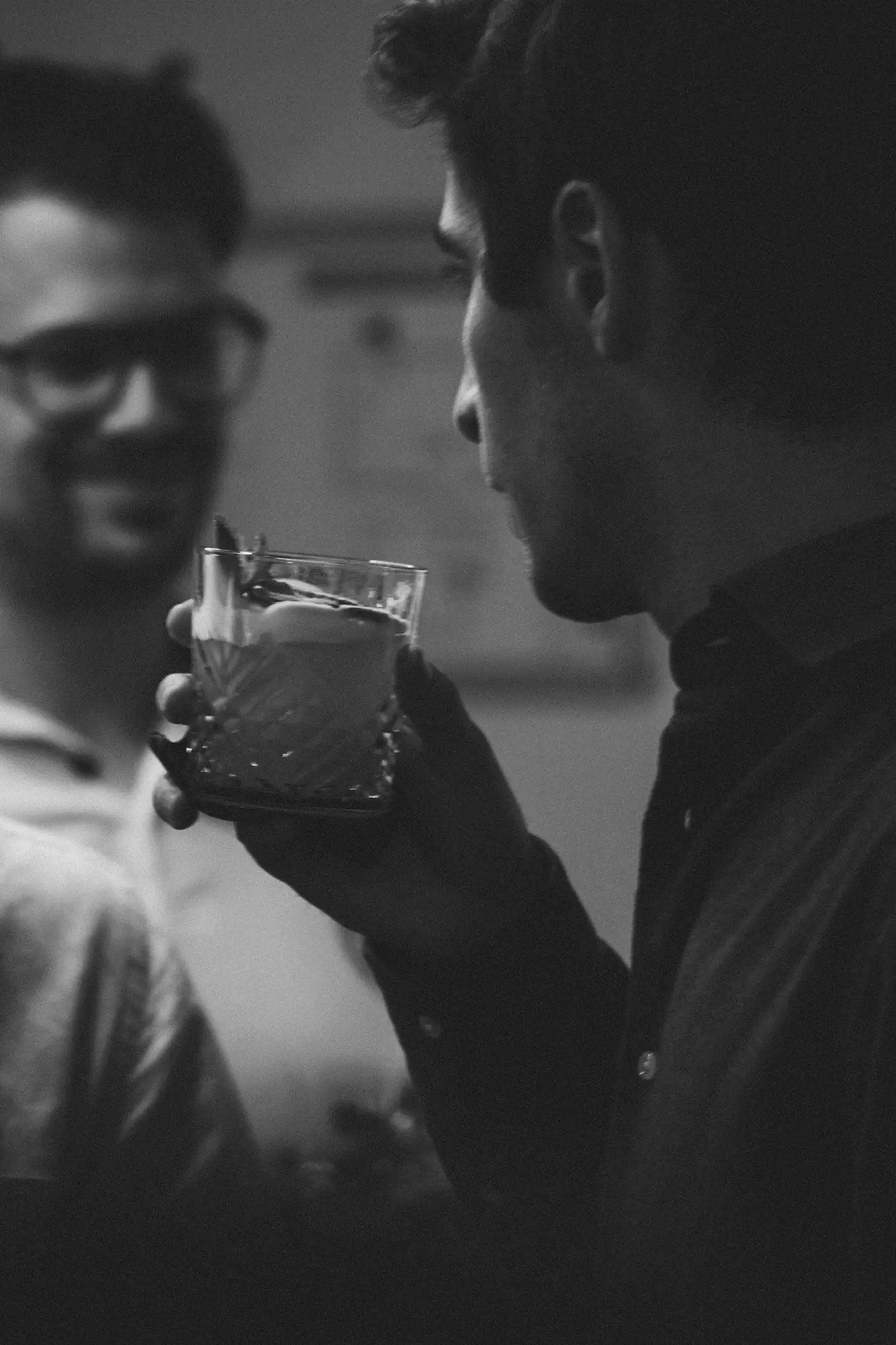 Deux invités trinquant pendant une soirée, photo noir et blanc