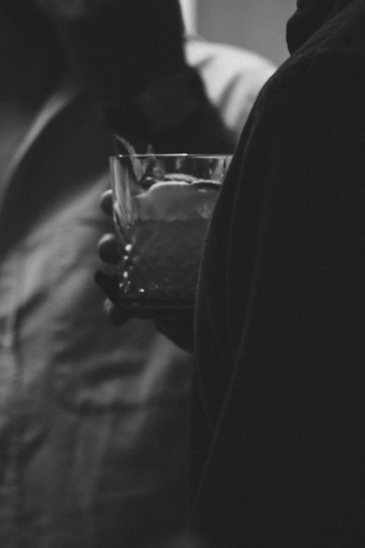Verre à la main pendant la réception, photo noir et blanc