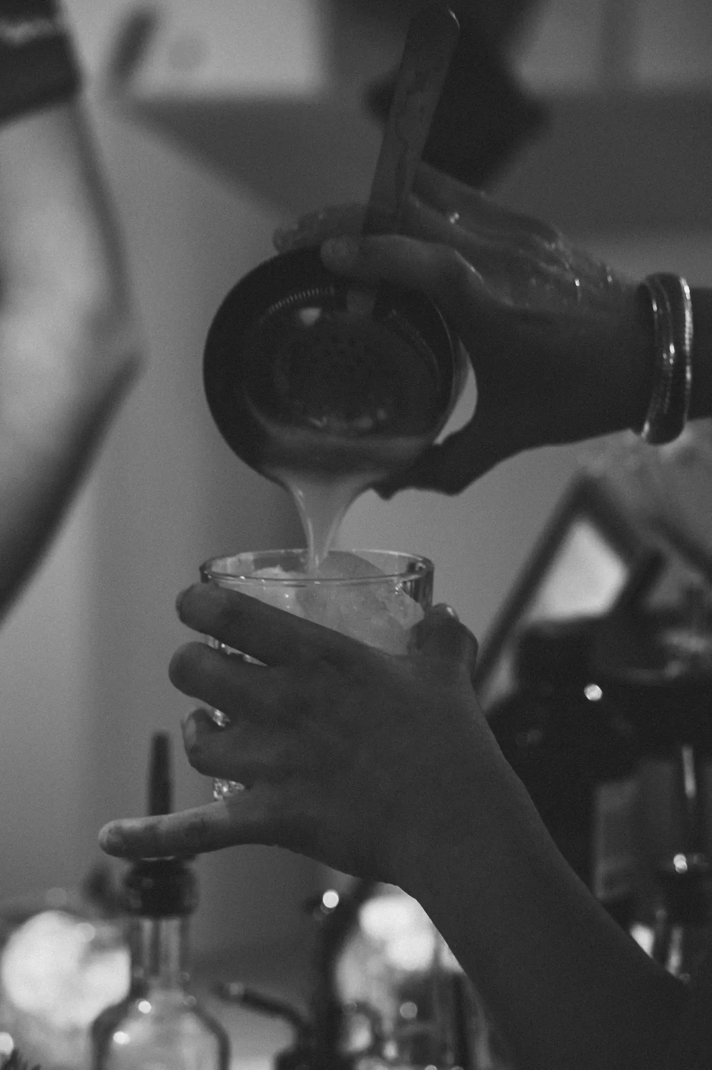 Cocktail versé depuis le shaker, photo noir et blanc