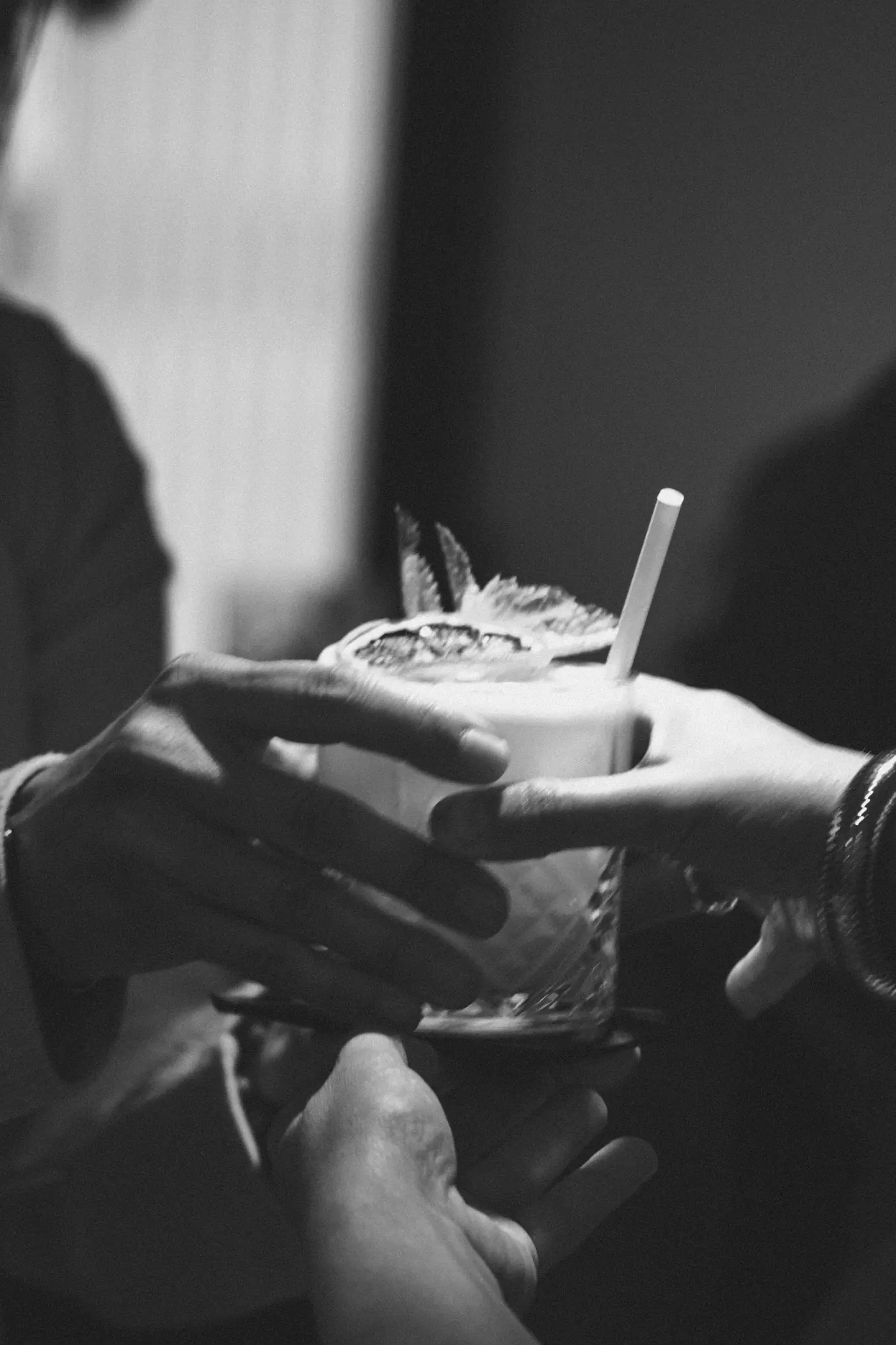 Cocktail remis à un invité, photo noir et blanc