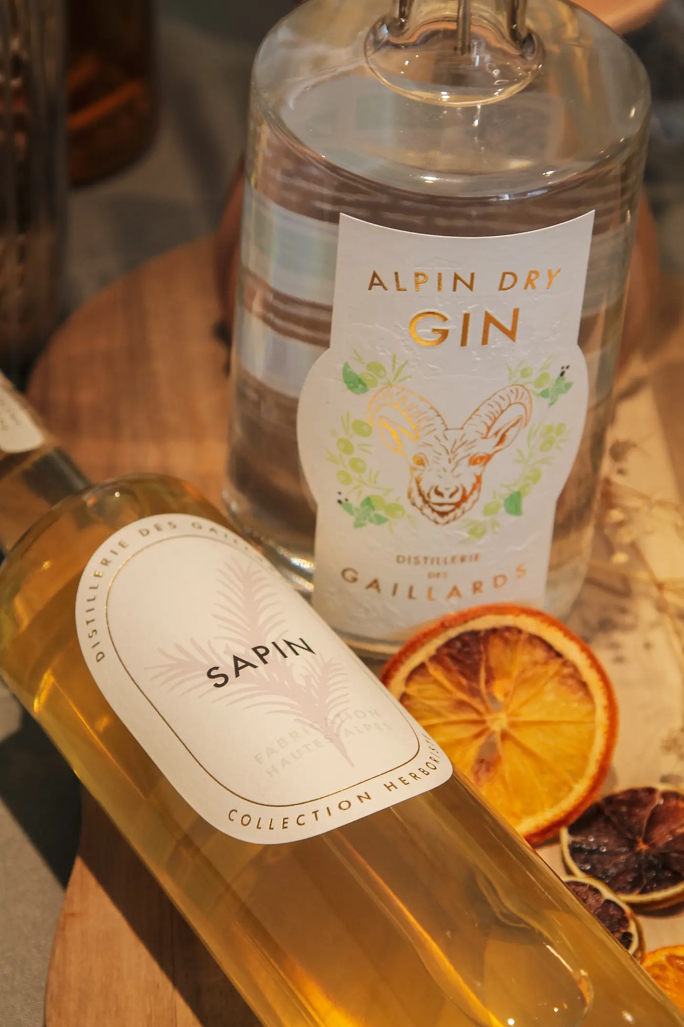 Alpin Dry Gin et liqueur de sapin de la distillerie Les Gaillards, Hautes-Alpes