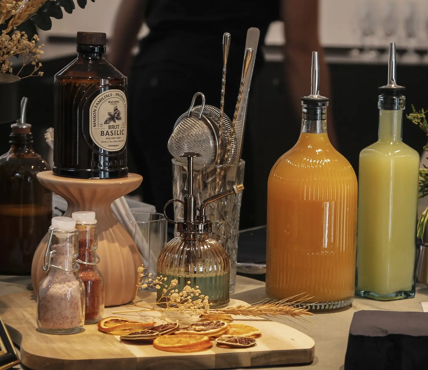 Le bar mobile dressé : jus frais, sirops maison et agrumes séchés