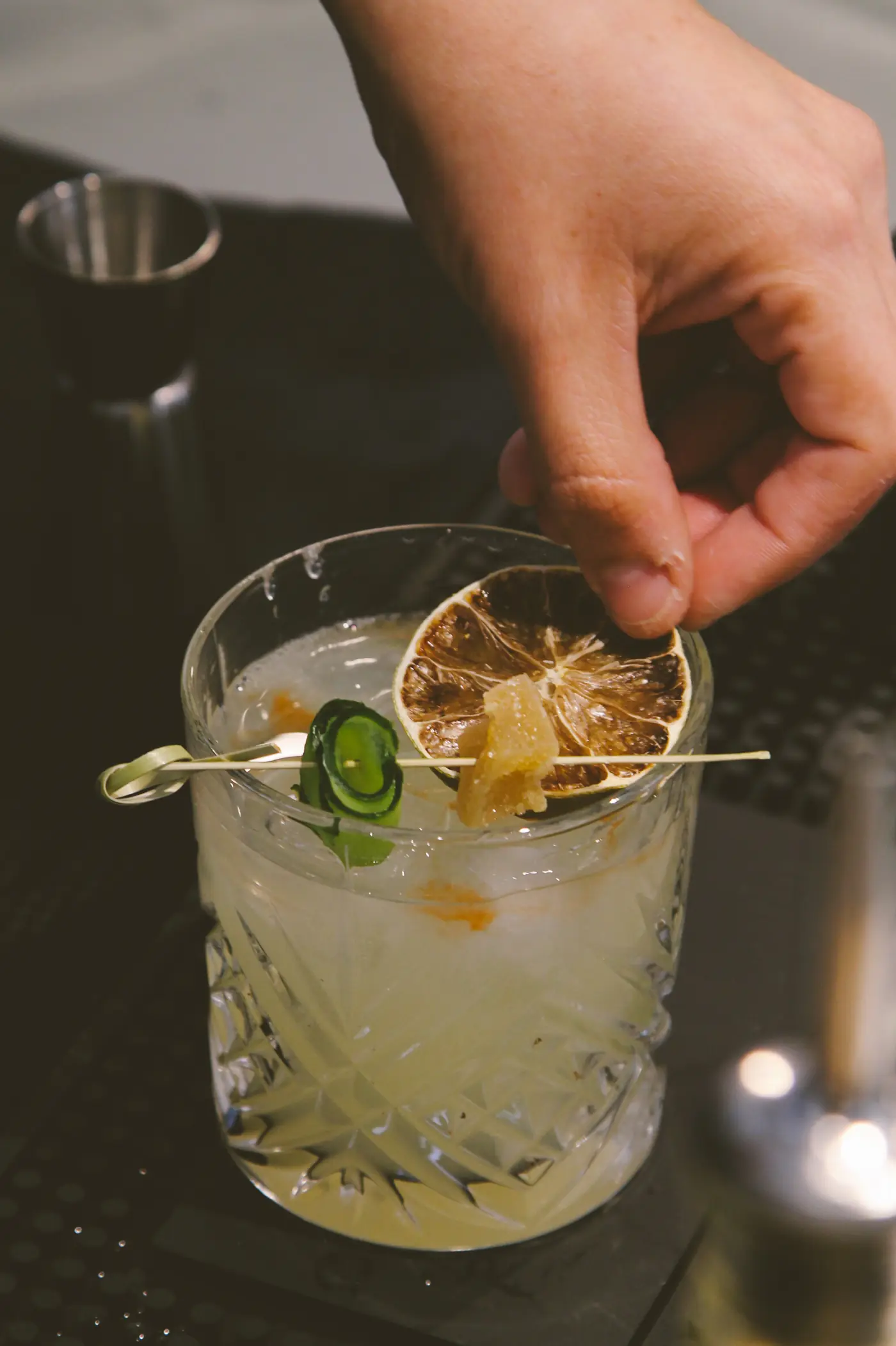 Cocktail Solstice garni d'orange séchée et de piment