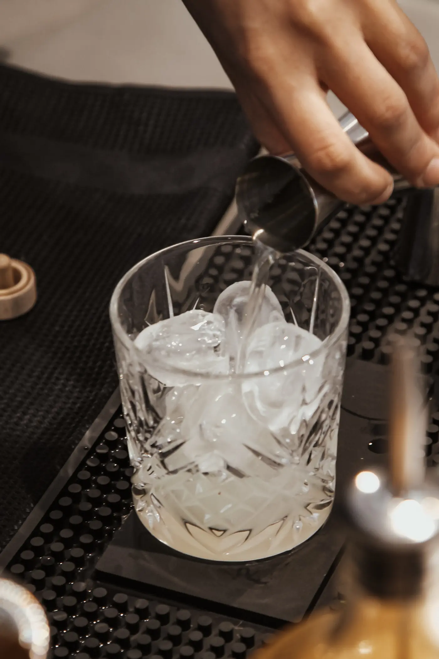 Verre gravé rempli de glace avant le service