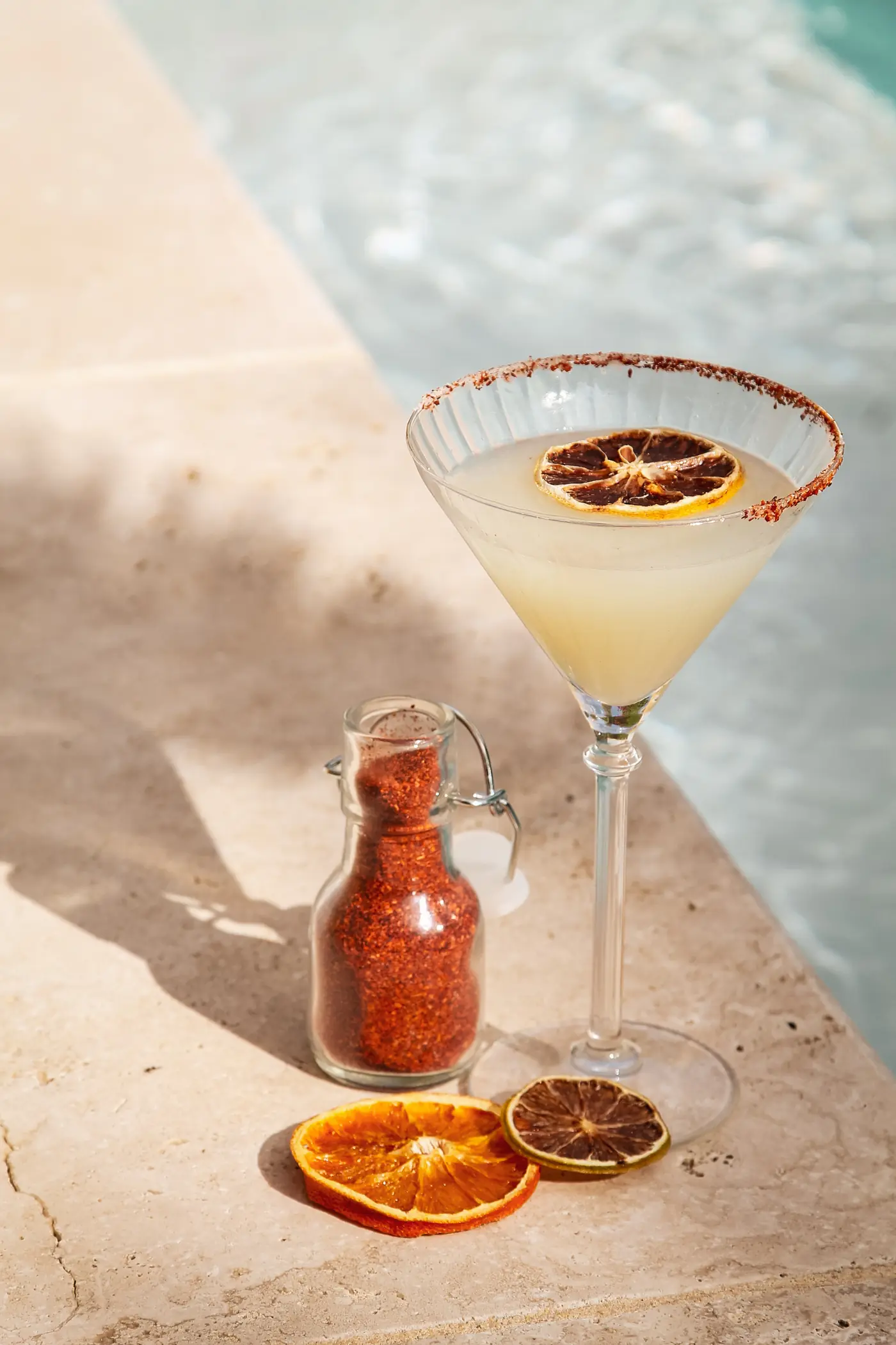 Cocktail Solstice, margarita revisitée, coupe au bord épicé, au soleil